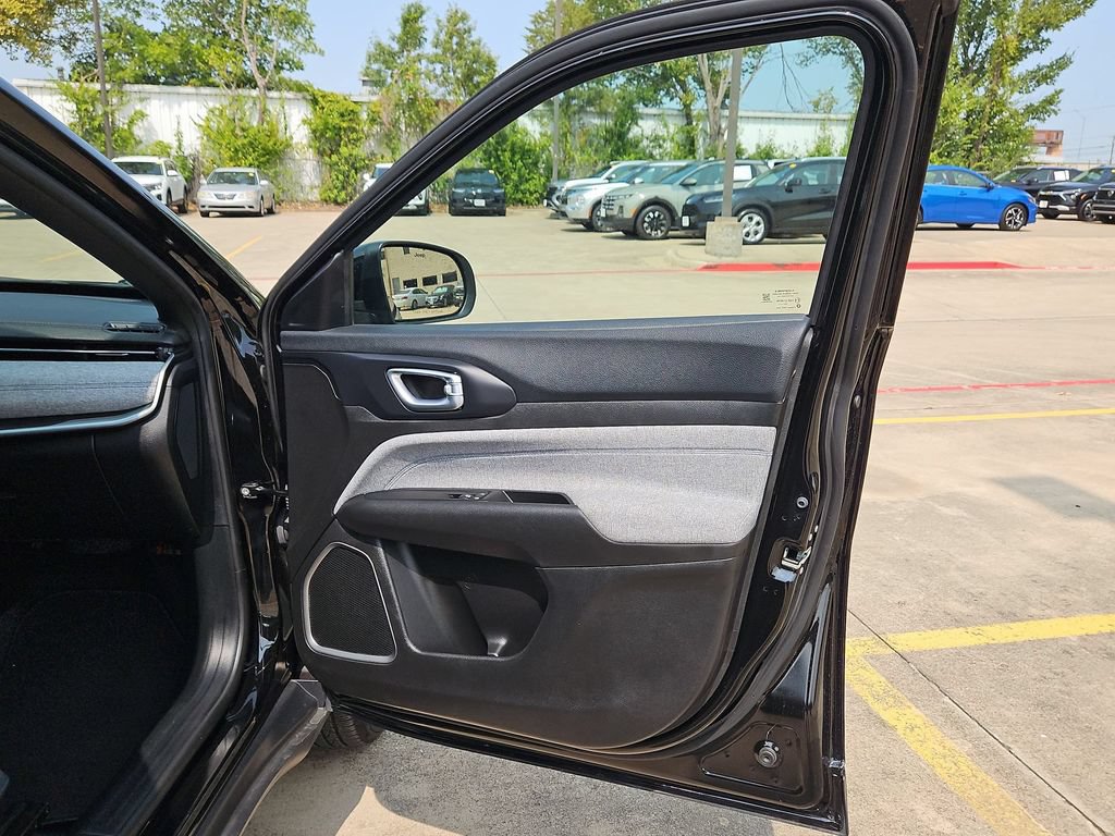 Used 2025 Jeep Compass Latitude AWD/4WD image 33