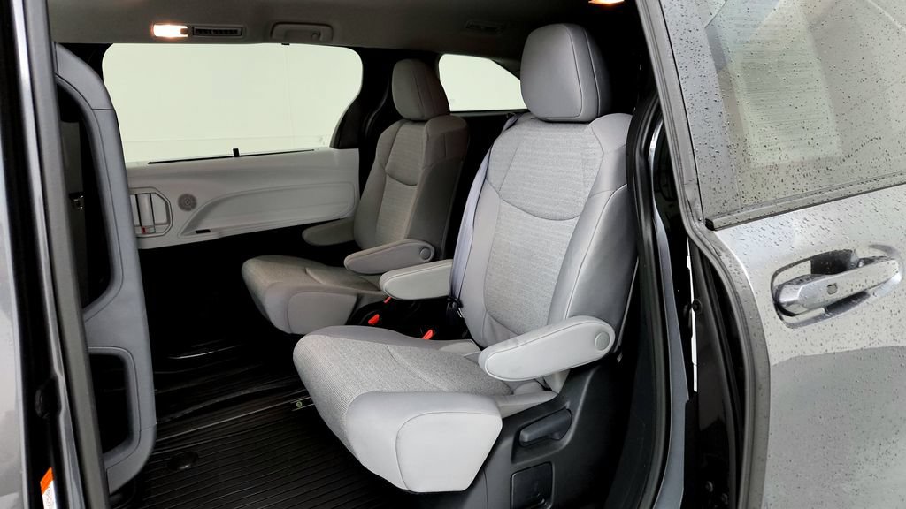 Used 2025 Toyota Sienna LE AWD/4WD image 21
