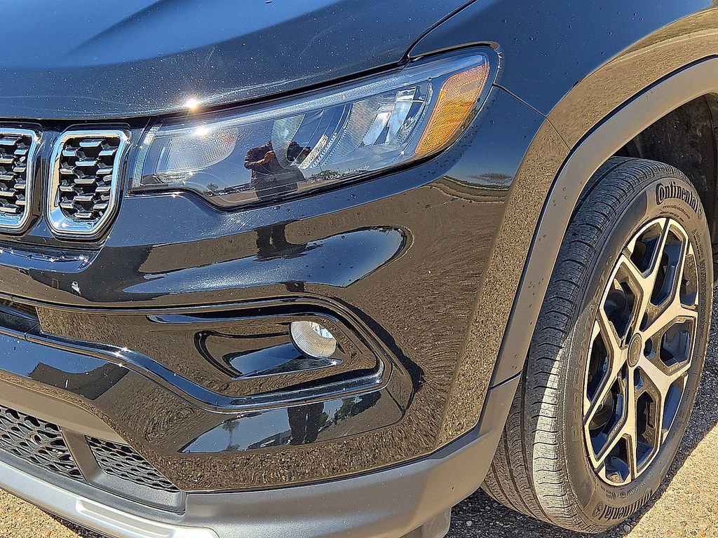 Used 2025 Jeep Compass Limited image 9