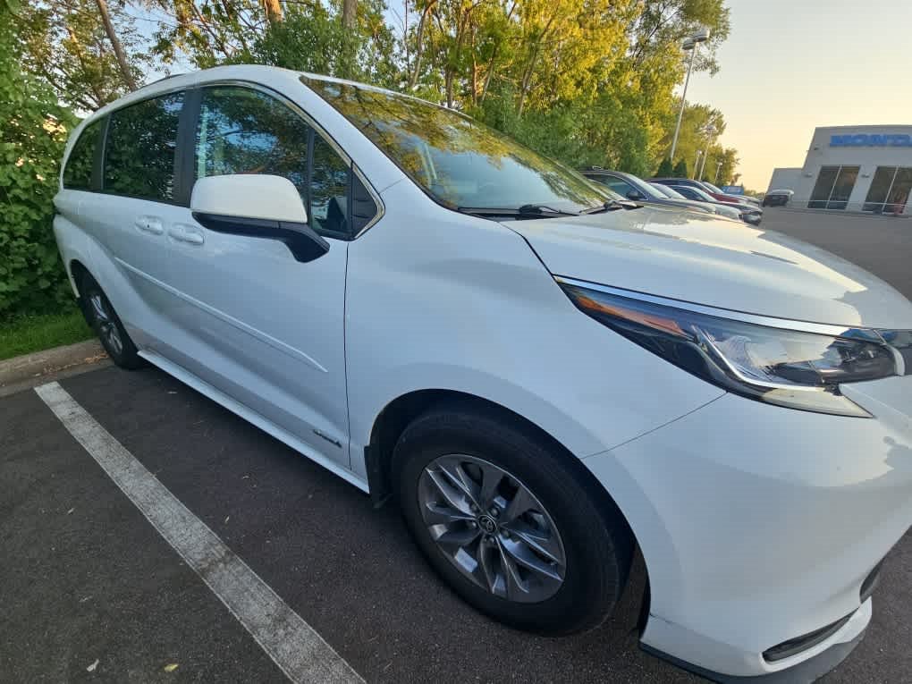 Used 2021 Toyota Sienna LE FWD image 3