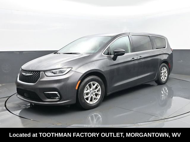 Used 2023 Chrysler Pacifica Touring-L image 2