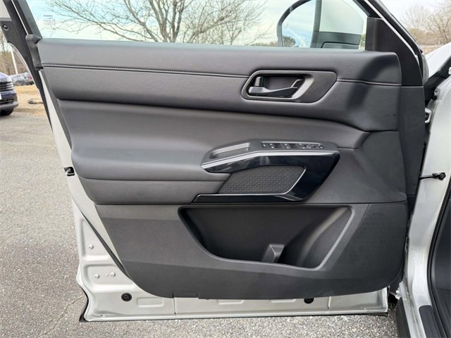 New 2025 Nissan Pathfinder SV w/ SV Premium Package image 14