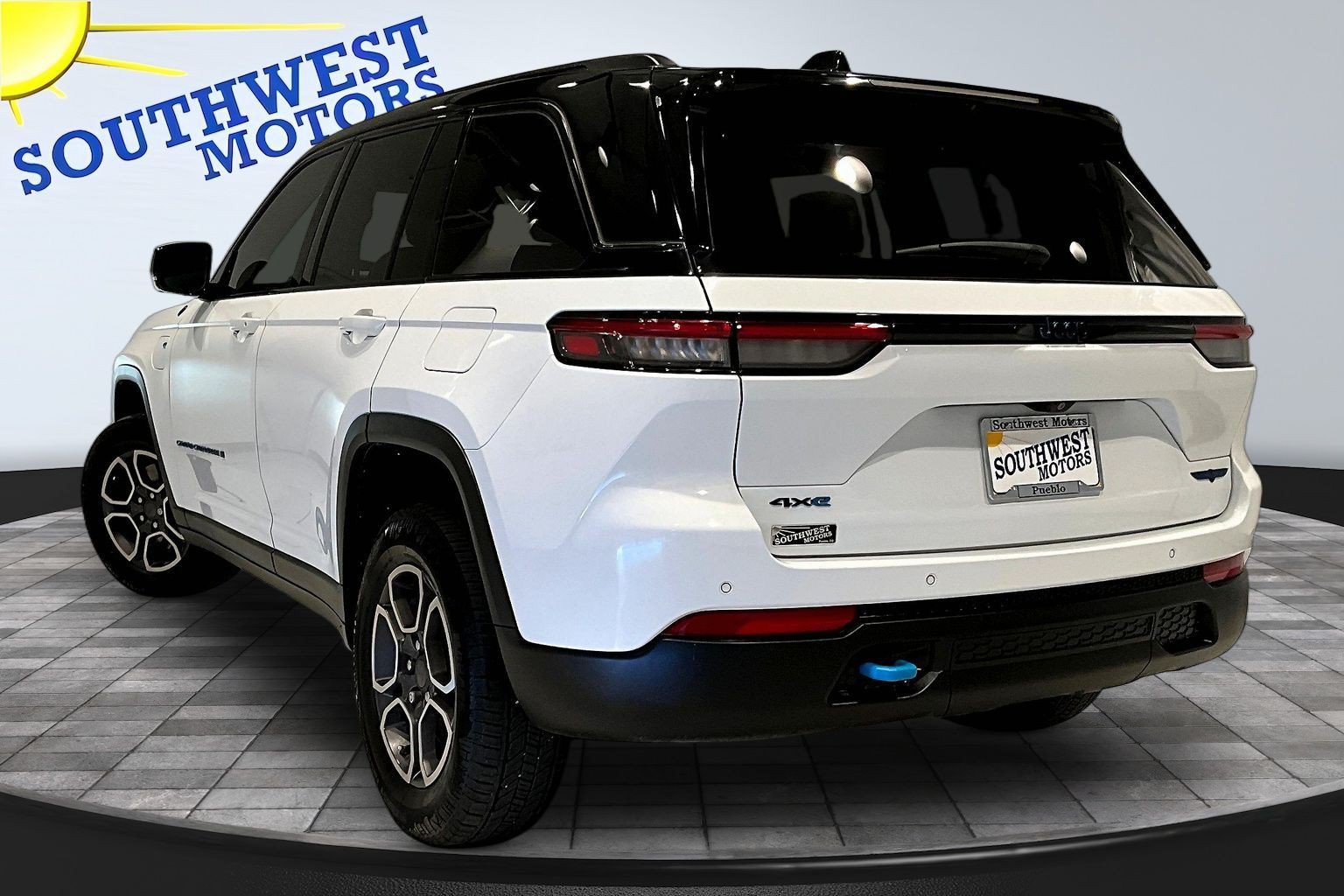 Used 2023 Jeep Grand Cherokee Trailhawk w/ Advanced Protech Group II AWD/4WD image 5