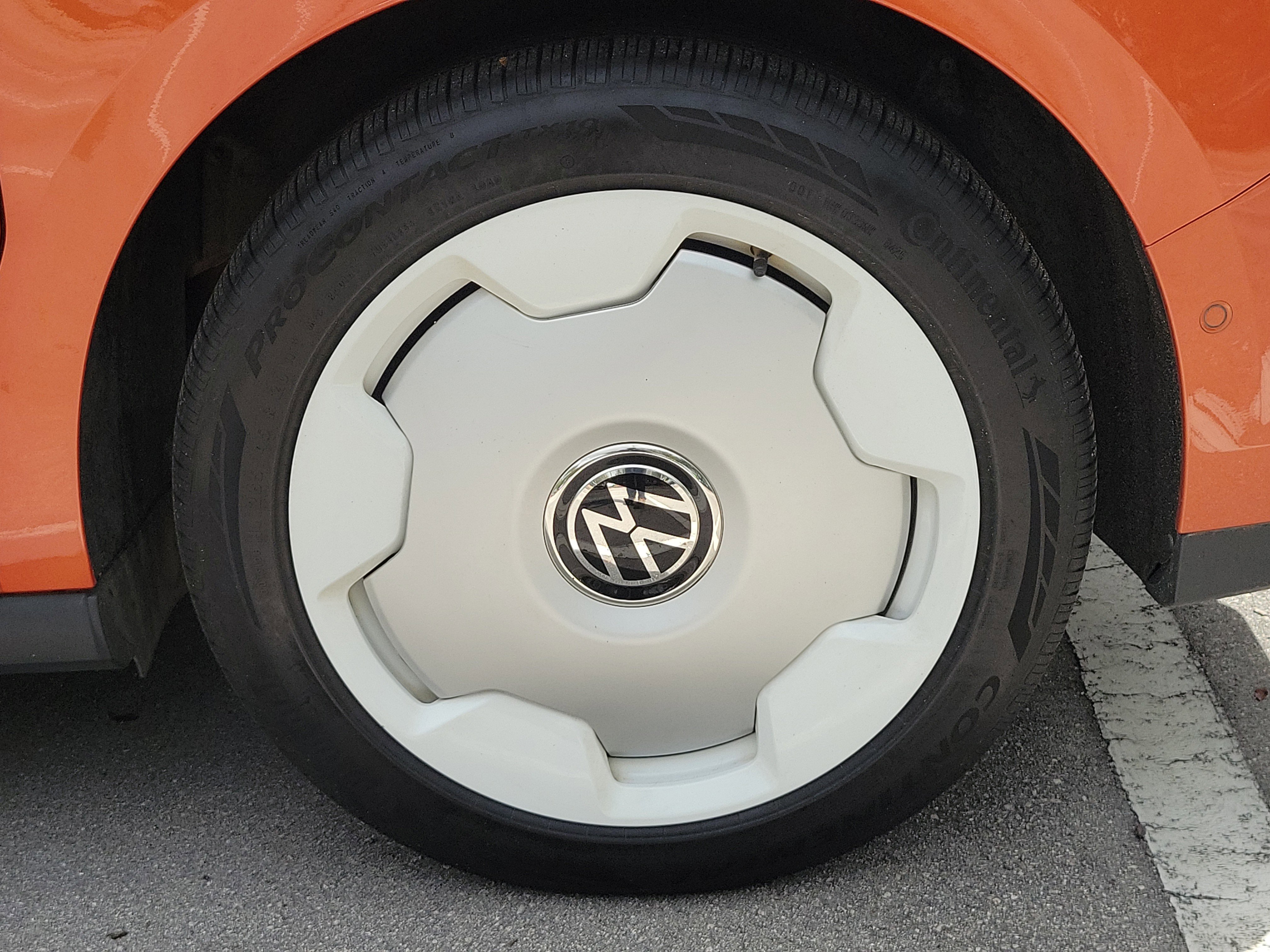 Used 2025 Volkswagen ID. Buzz 1st Edition image 9