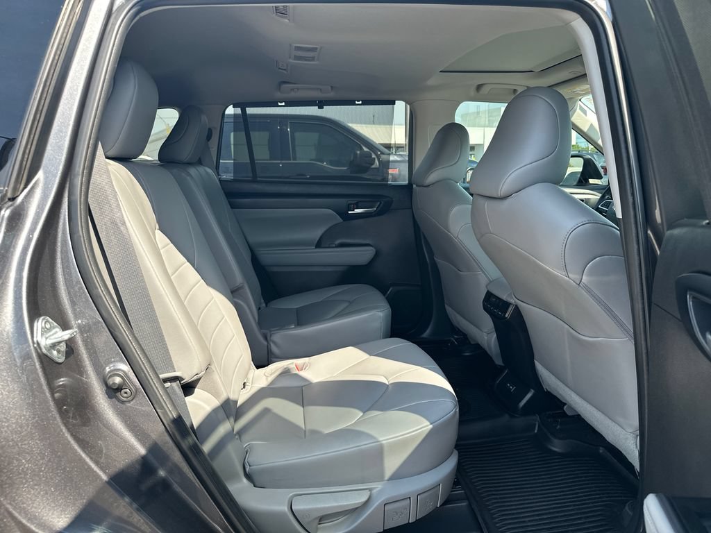 Used 2023 Toyota Highlander XLE FWD image 19