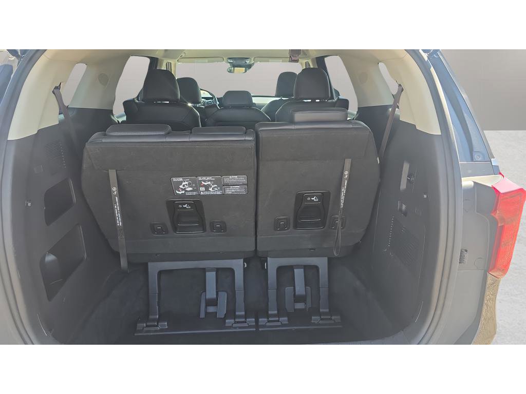 Used 2025 Kia Carnival FWD image 31