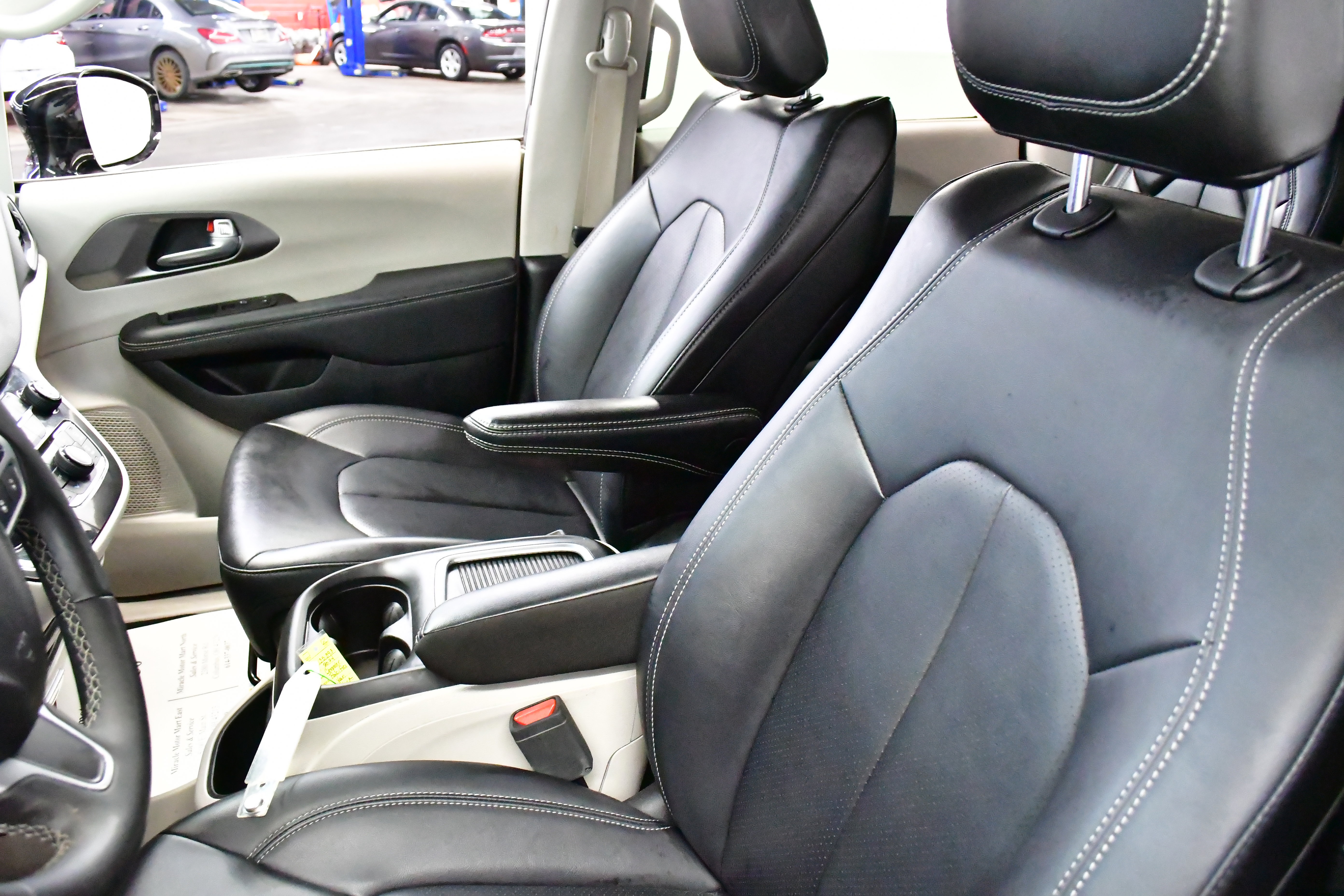 Used 2024 Chrysler Pacifica Touring-L image 17