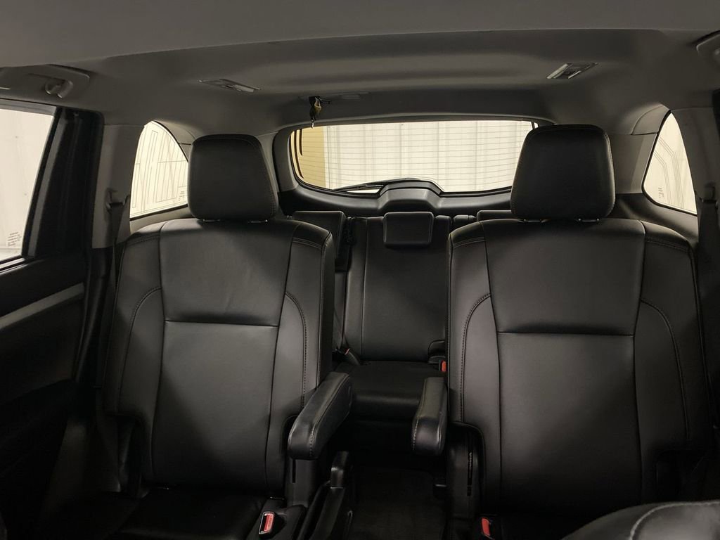 Used 2019 Toyota Highlander XLE FWD image 30