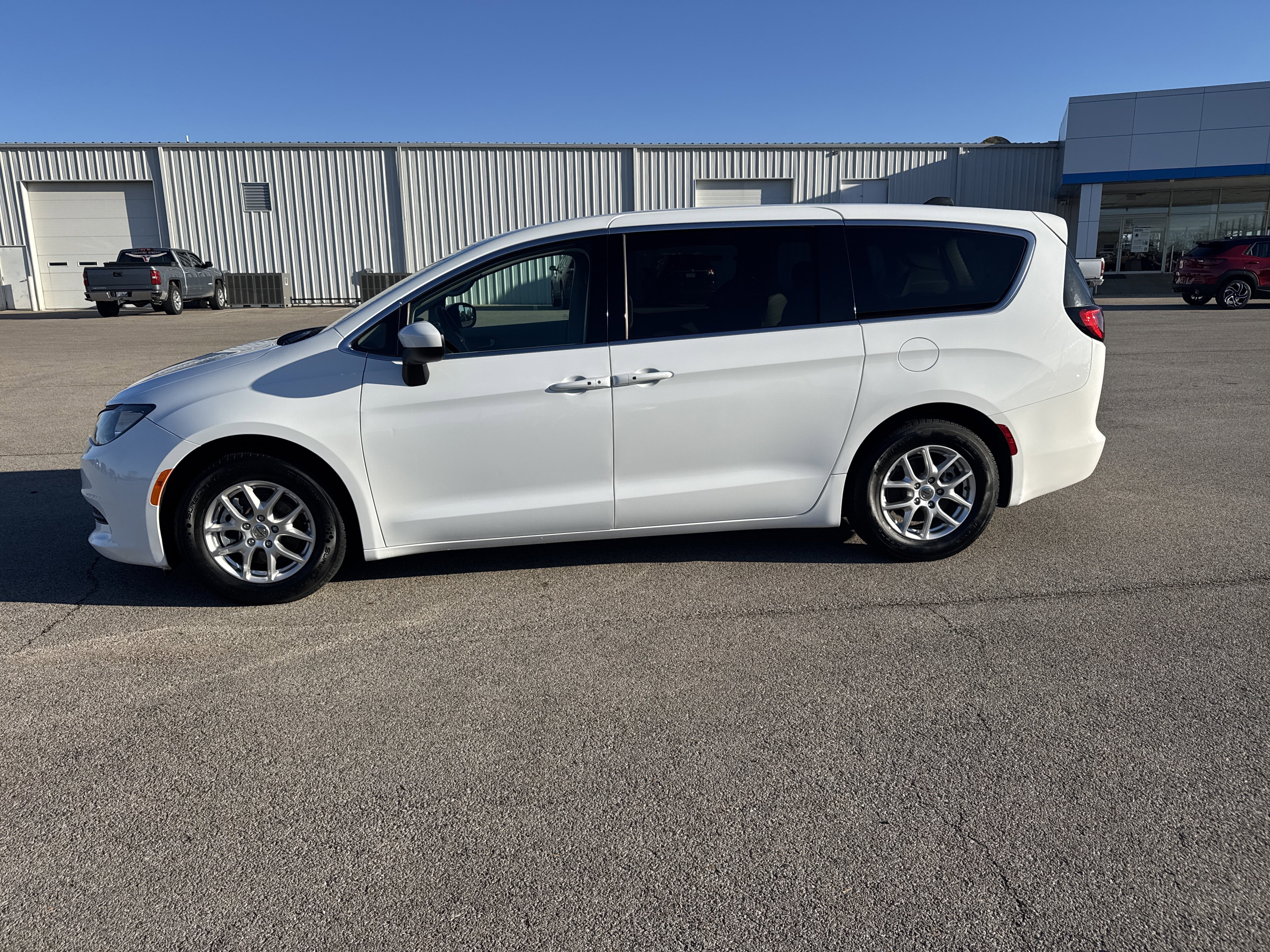 Used 2023 Chrysler Voyager LX image 2