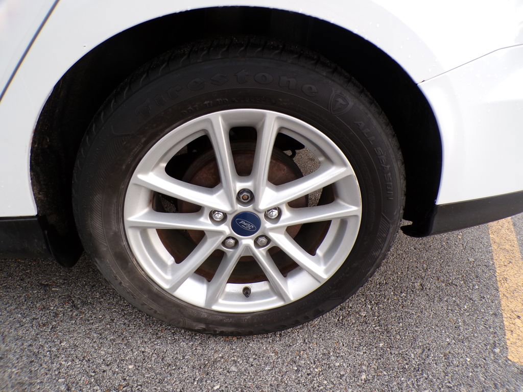 Used 2016 Ford Focus SE w/ SE Cold Weather Package FWD image 22