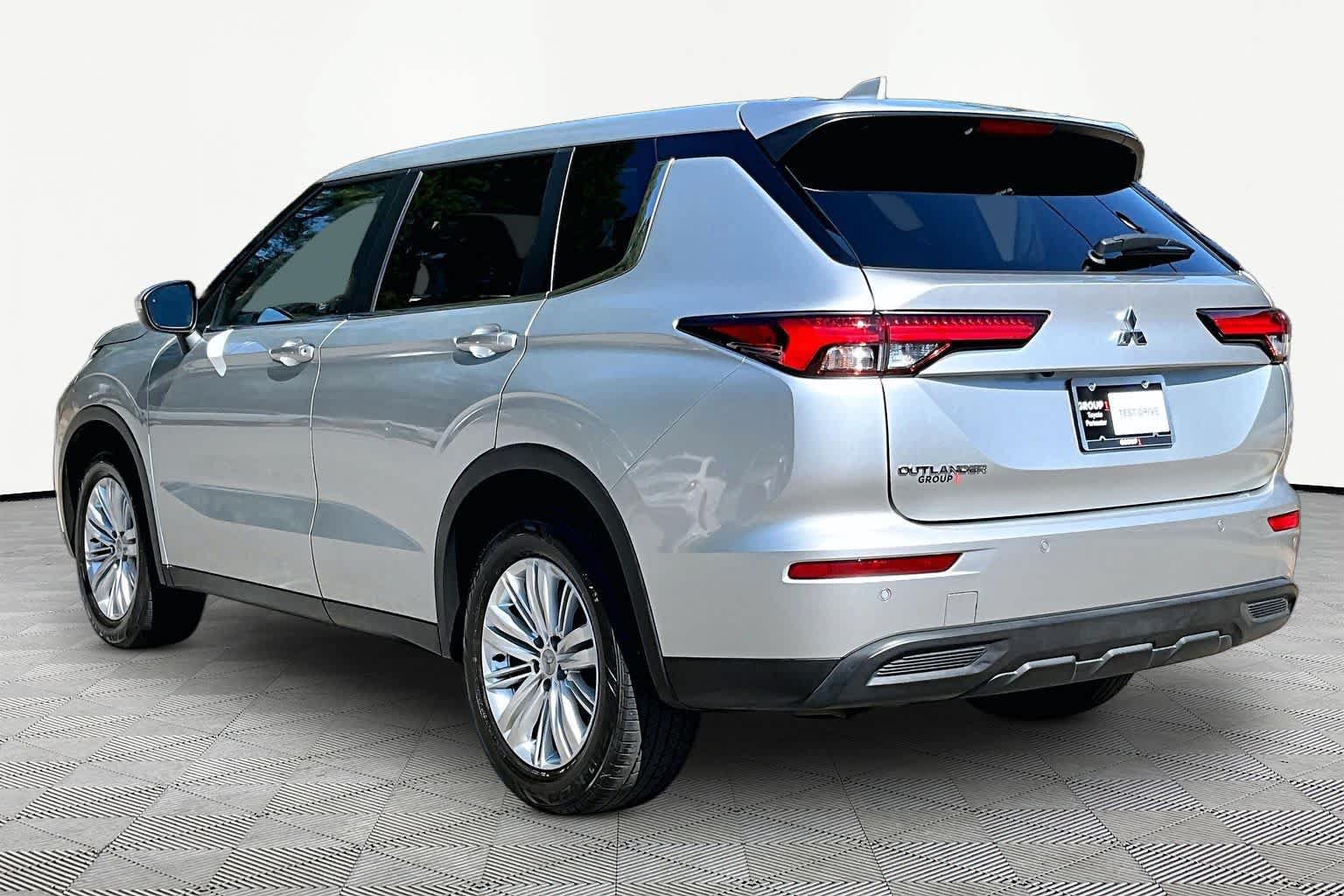 Used 2024 Mitsubishi Outlander ES FWD image 12