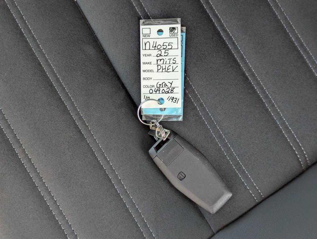 Used 2025 Mitsubishi Outlander 4WD Plug-In Hybrid image 40
