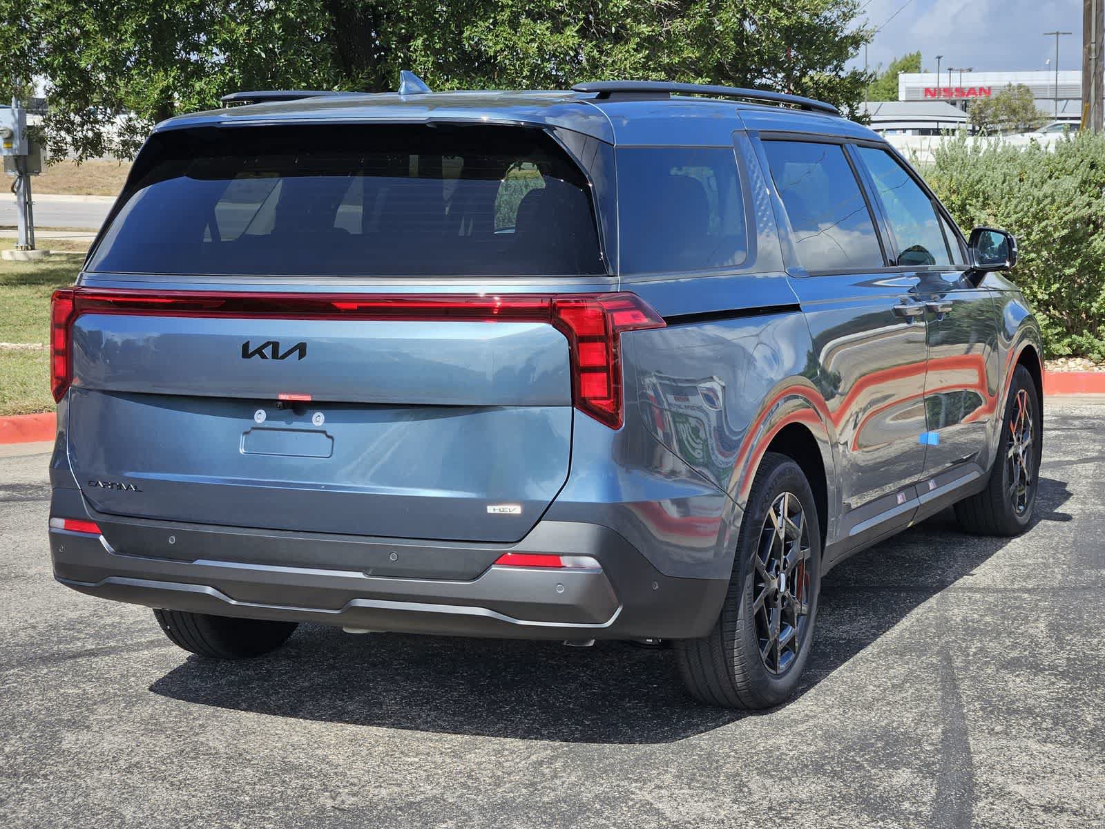 New 2027 Kia Carnival SX w/ Dark Edition Package FWD image 6