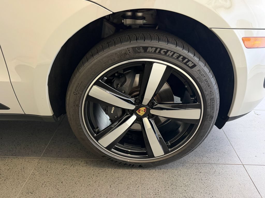 Certified 2026 Porsche Macan AWD/4WD image 13