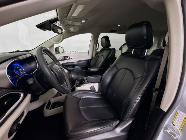 Used 2023 Chrysler Pacifica Touring-L image 19