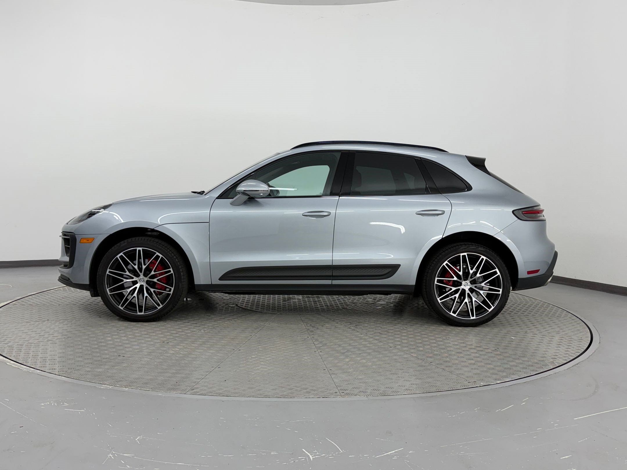 Certified 2024 Porsche Macan S AWD/4WD image 2