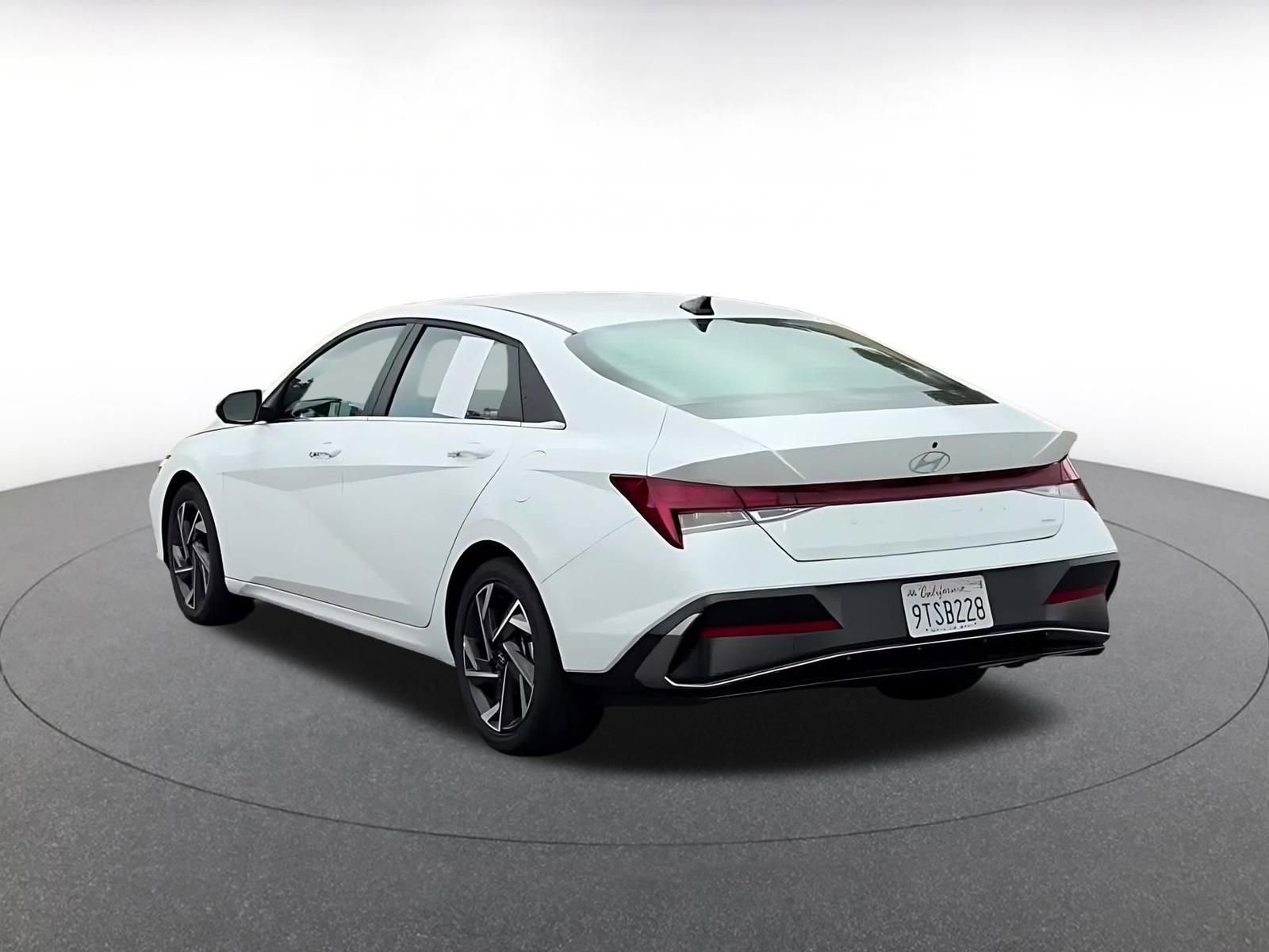 Used 2025 Hyundai Elantra Limited image 11