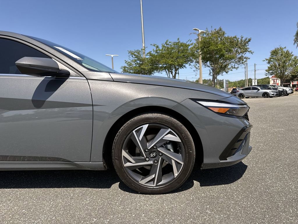 Used 2024 Hyundai Elantra SEL w/ Convenience Package image 9