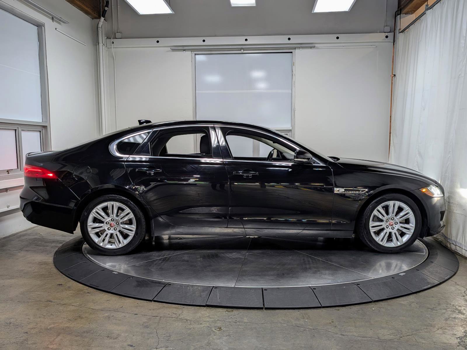 Used 2017 Jaguar XF Premium AWD/4WD image 10