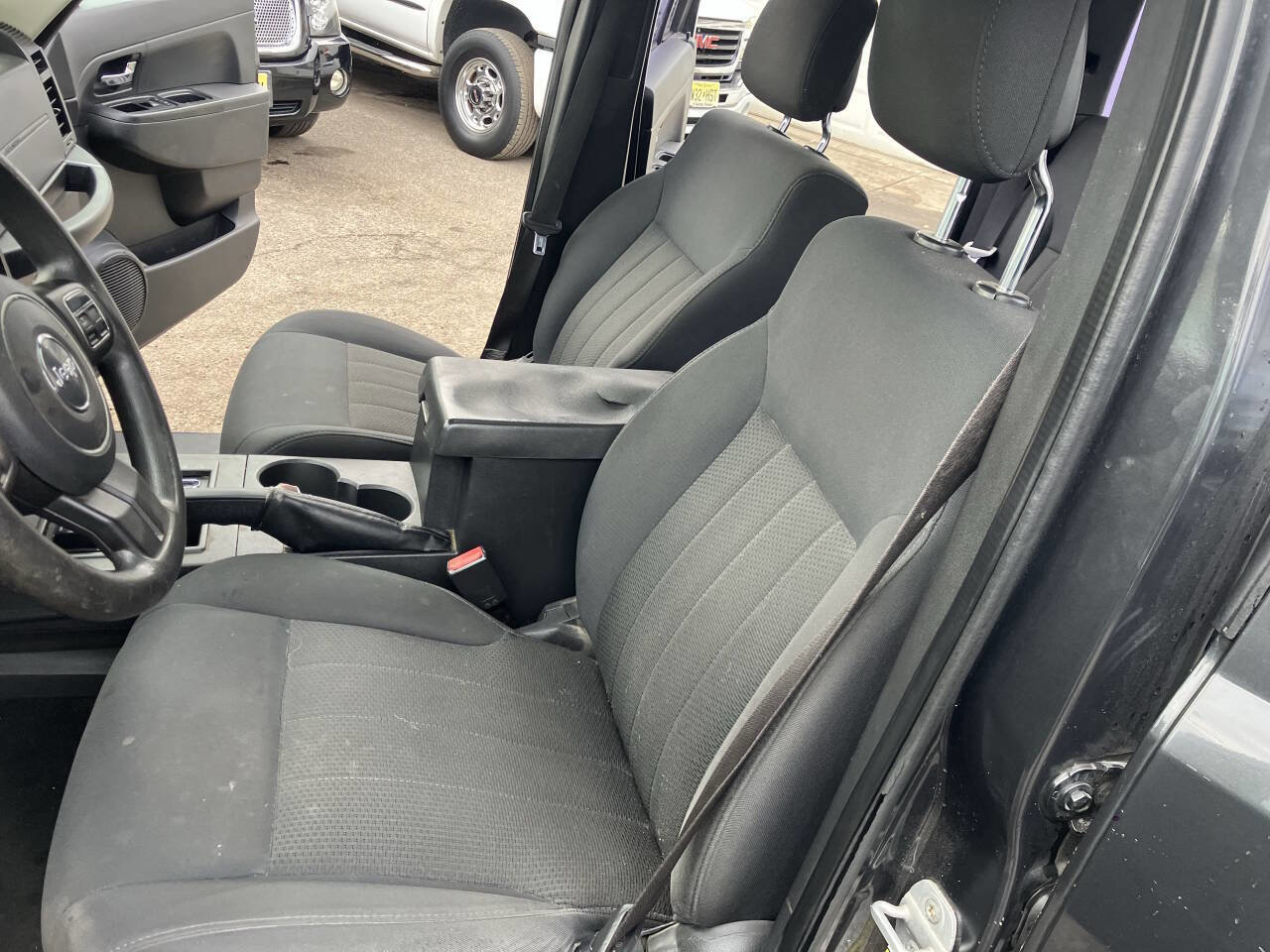 Used 2011 Jeep Liberty Sport image 27