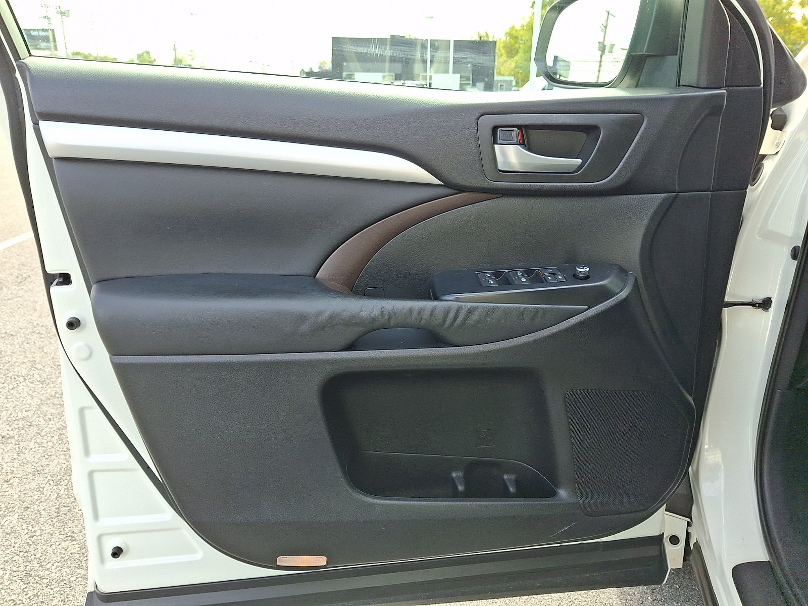Used 2015 Toyota Highlander XLE AWD/4WD image 16