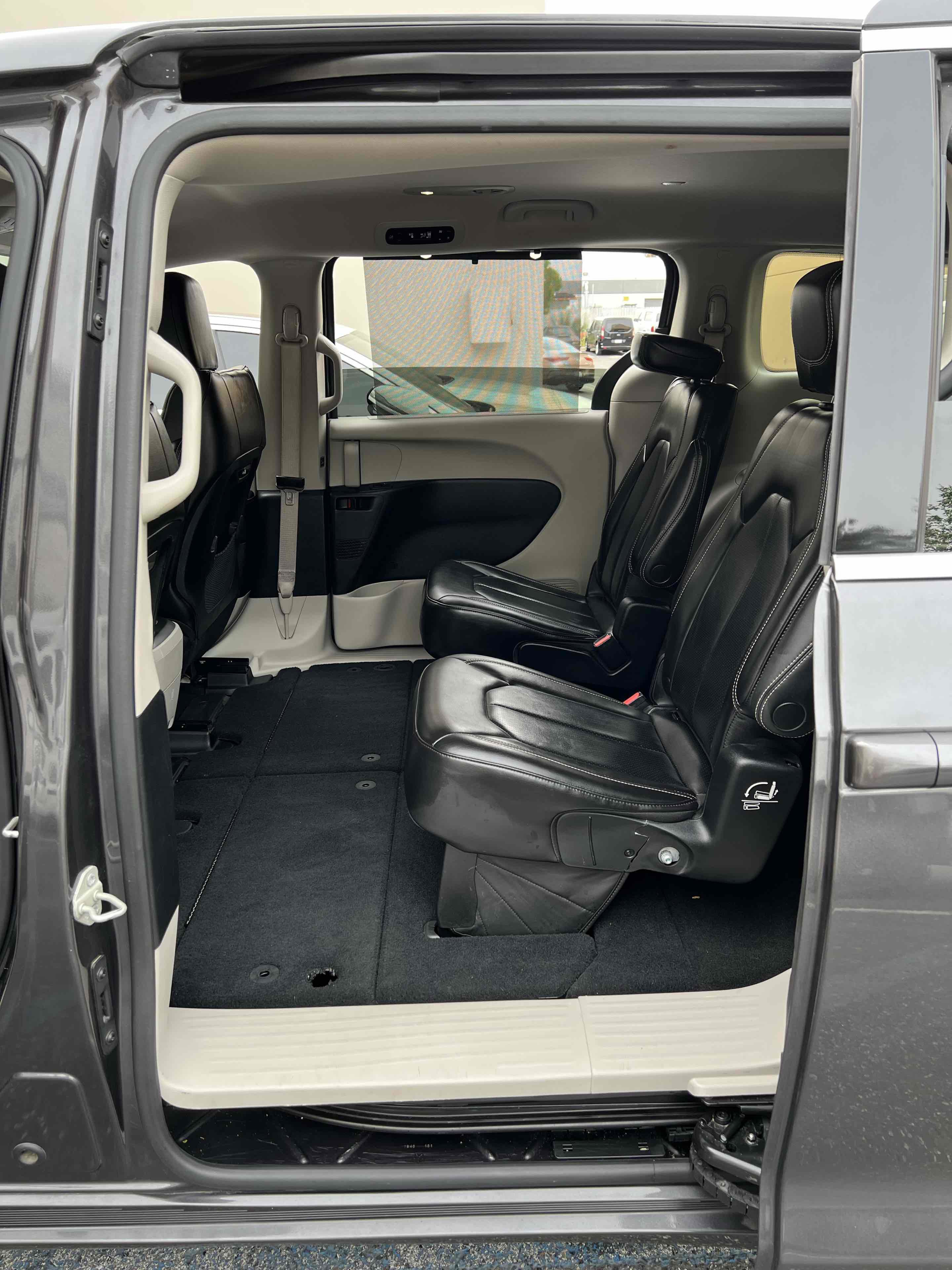 Used 2023 Chrysler Pacifica Touring-L image 38