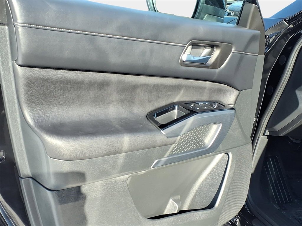 Used 2024 Nissan Pathfinder SL image 7