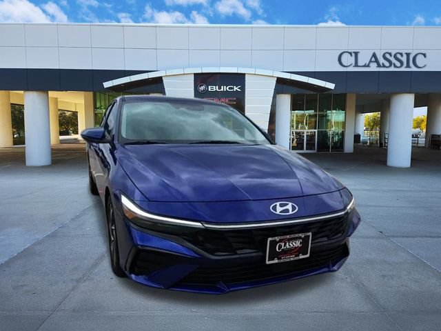 Used 2025 Hyundai Elantra Limited FWD image 2