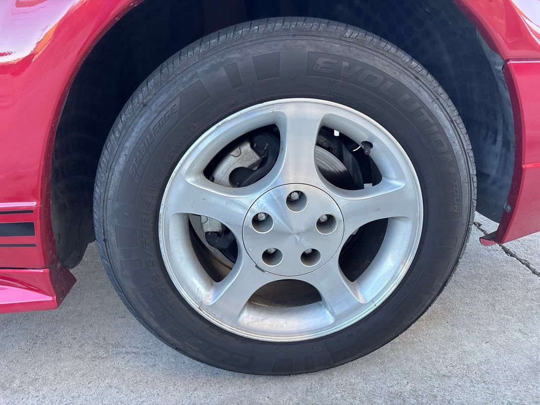 Used 2001 Ford Mustang Convertible RWD image 25