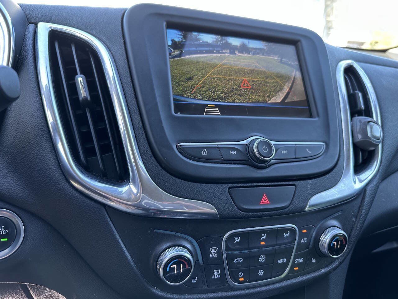 Used 2019 Chevrolet Equinox LT w/ Driver Convenience Package image 18