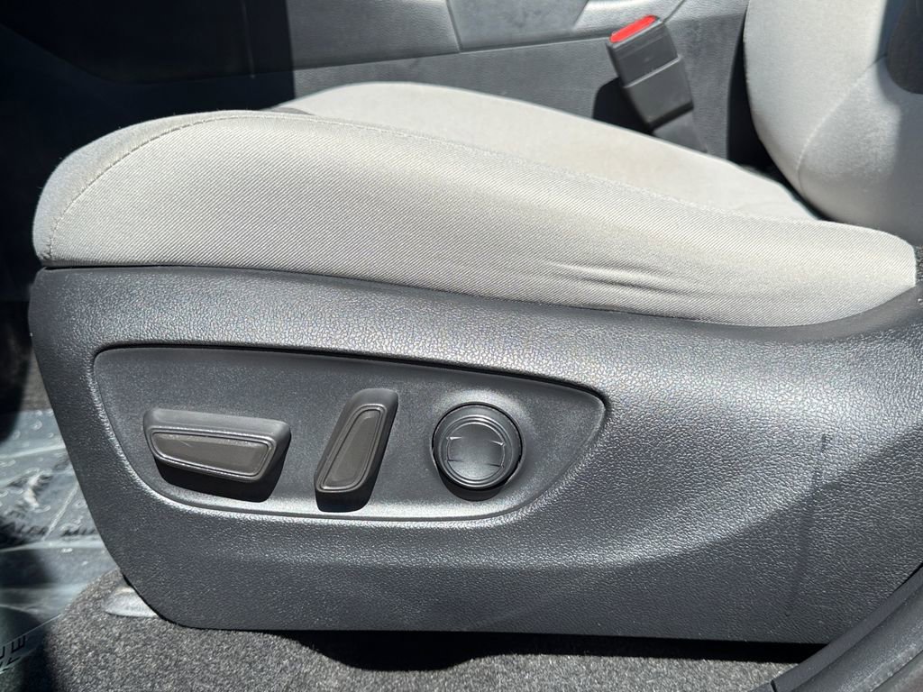 Used 2021 Toyota RAV4 XLE w/ Convenience Package image 10