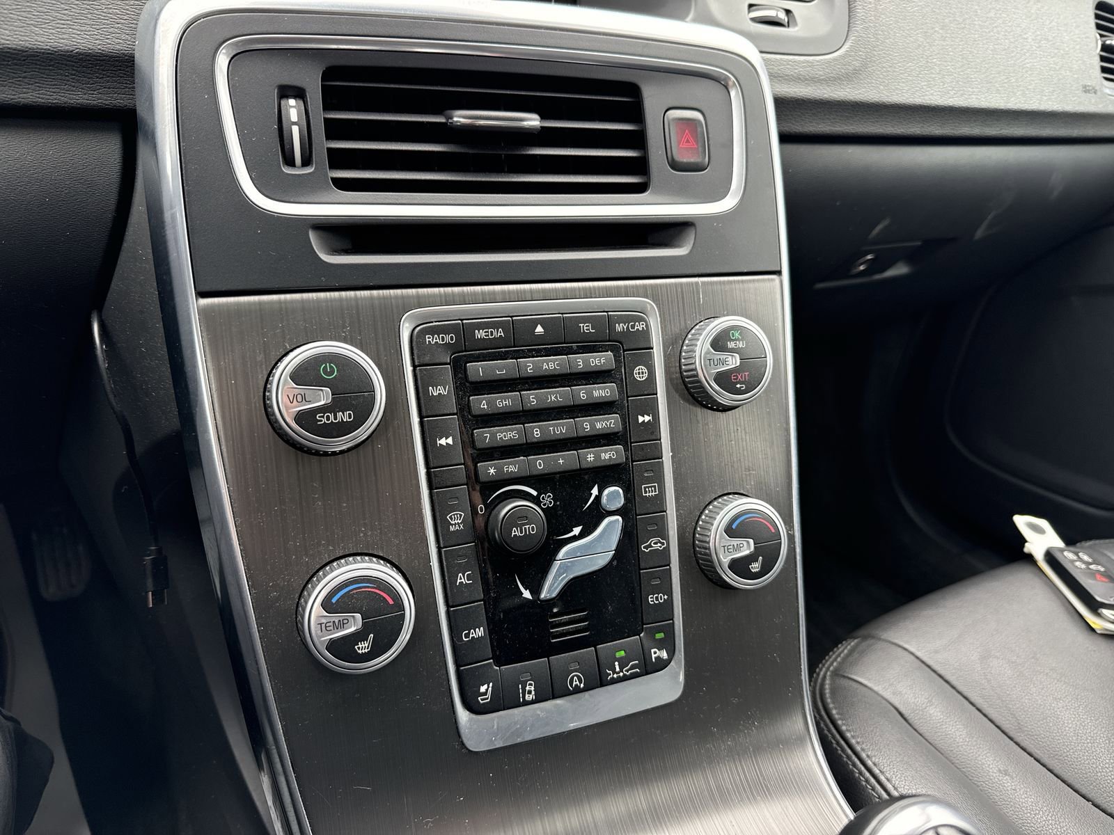 Used 2016 Volvo V60 T5 Platinum w/ 19" Sport Package image 34