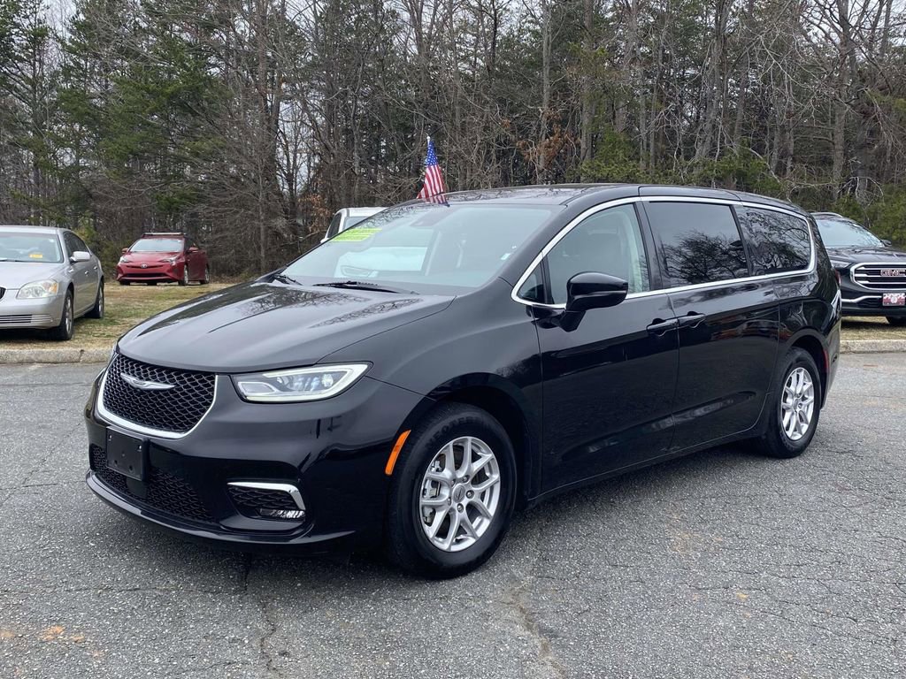 Used 2024 Chrysler Pacifica Touring-L image 1