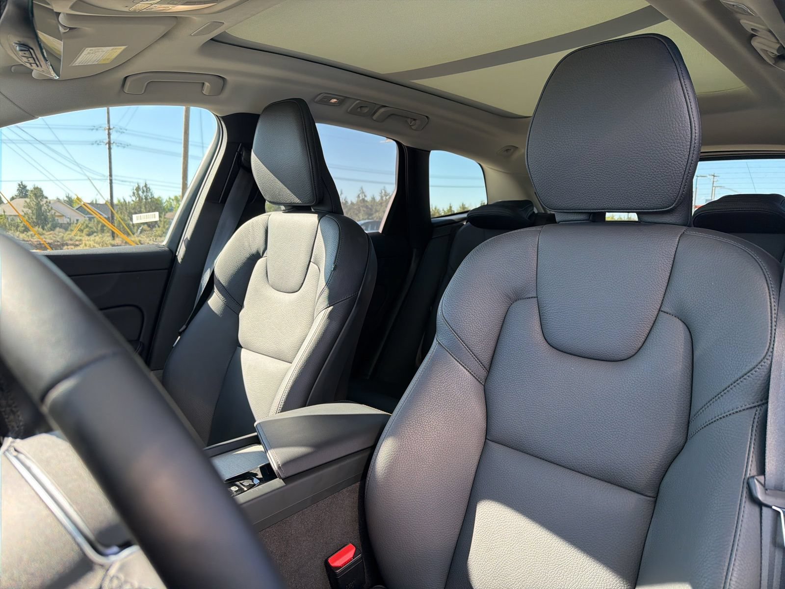 Used 2025 Volvo XC60 B5 Plus AWD/4WD image 19