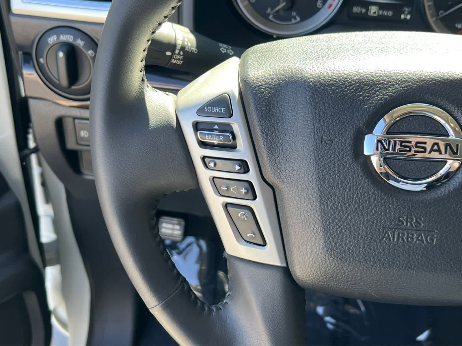 Used 2017 Nissan Titan SV AWD/4WD image 32