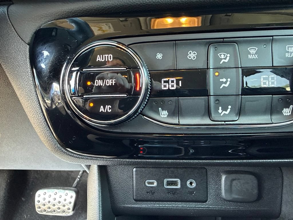 Used 2023 Buick Encore GX Select w/ Sport Touring Package FWD image 33