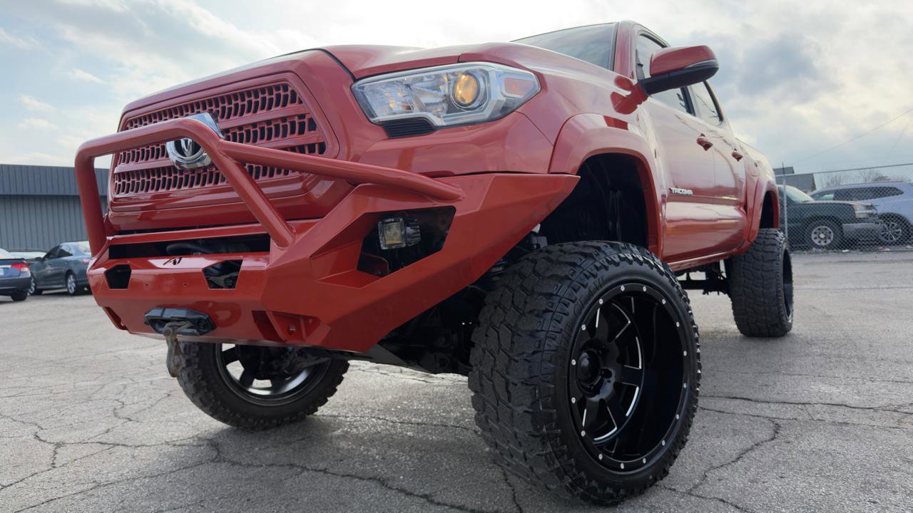 Used 2017 Toyota Tacoma TRD Sport w/ Tow Package (A/T) image 2