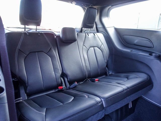 New 2026 Chrysler Pacifica Select image 32