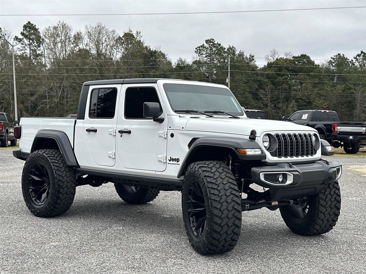 Used 2025 Jeep Gladiator Sport image 3