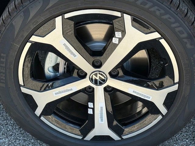 New 2025 Volkswagen Tiguan SE image 12