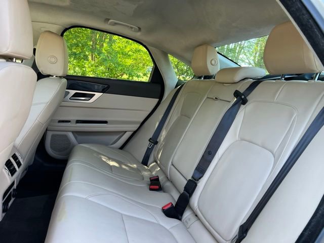 Used 2019 Jaguar XF Premium RWD image 17