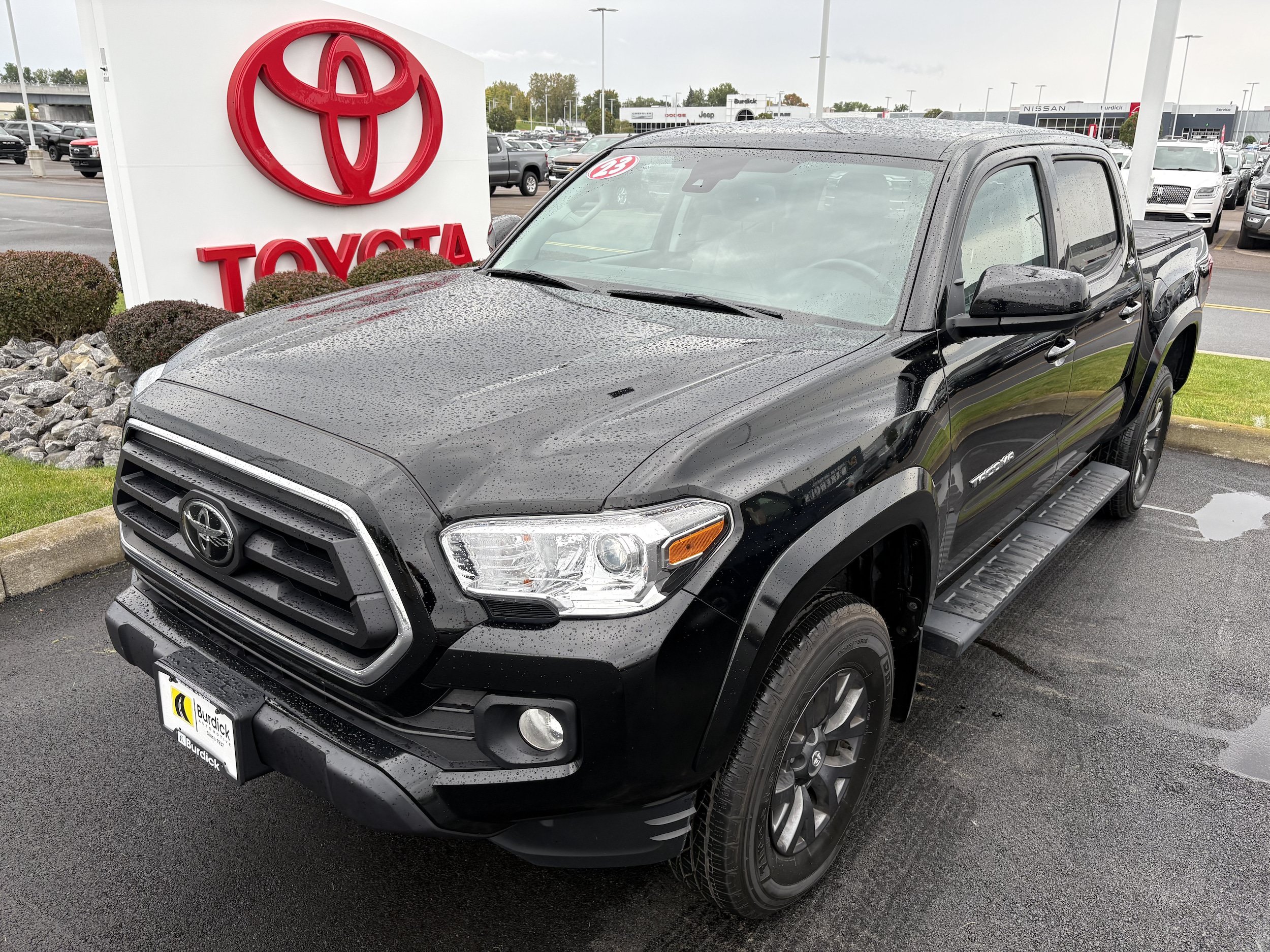 Certified 2023 Toyota Tacoma SR5 AWD/4WD image 1