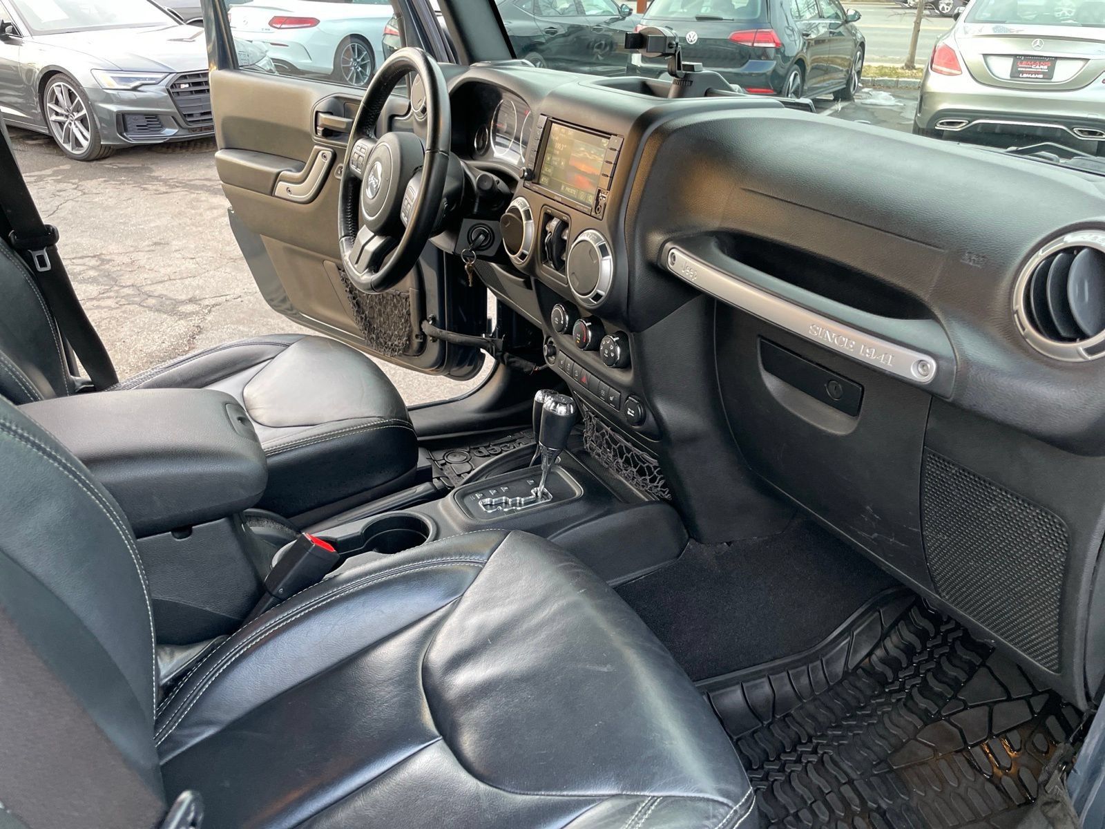 Used 2017 Jeep Wrangler Unlimited Sahara w/ Connectivity Group AWD/4WD image 13