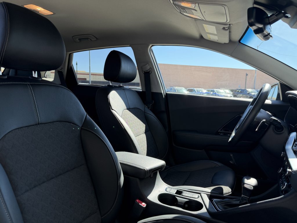 Used 2022 Kia Niro EX image 42