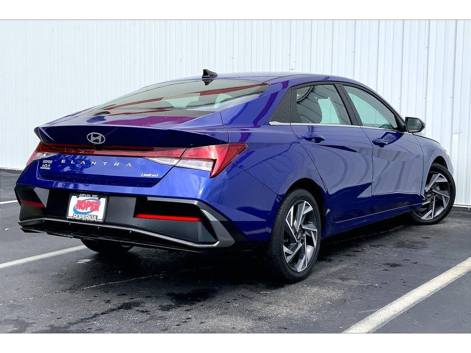Used 2025 Hyundai Elantra Limited FWD image 11
