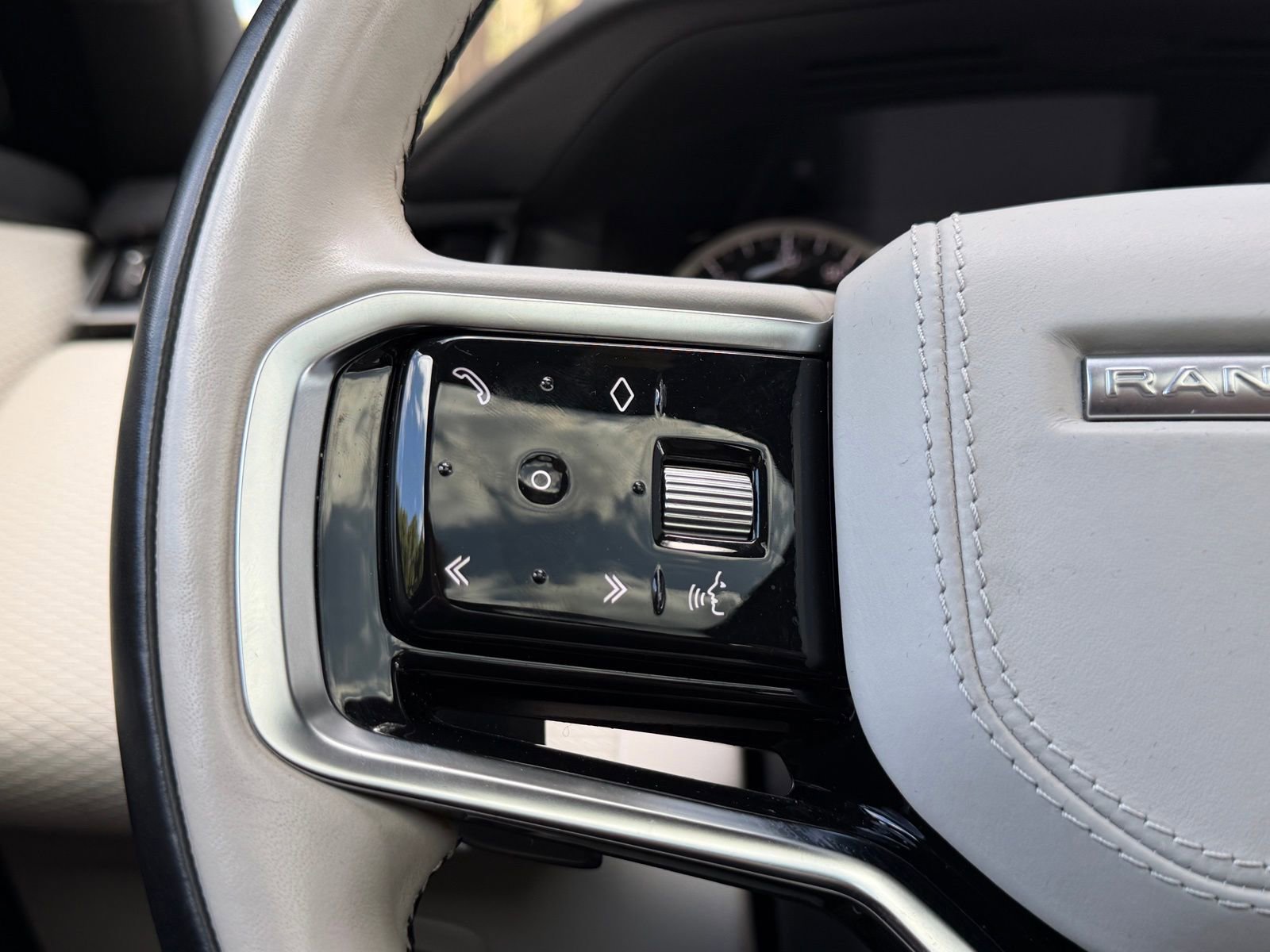 Used 2022 Land Rover Range Rover Velar R-Dynamic S image 23