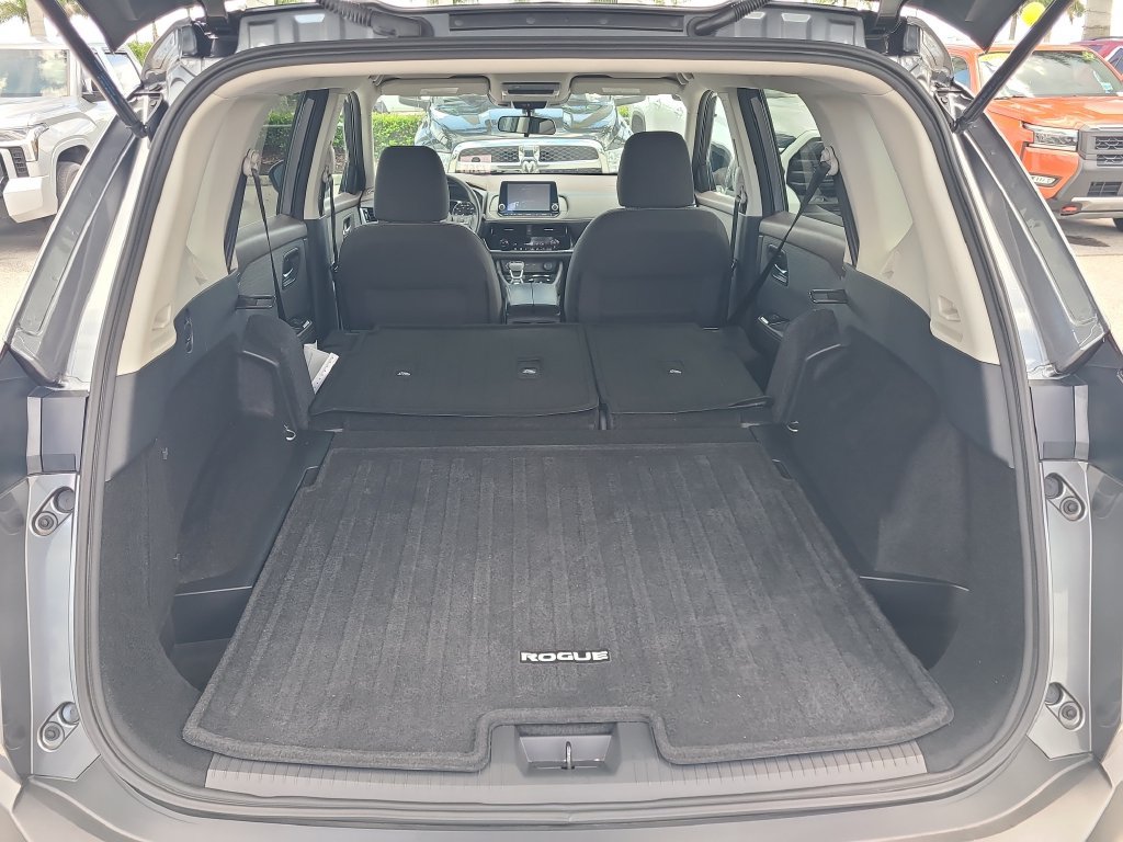 Certified 2021 Nissan Rogue SV FWD image 11