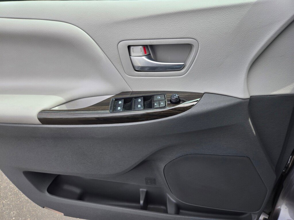 Used 2018 Toyota Sienna XLE w/ XLE Navigation Package image 18