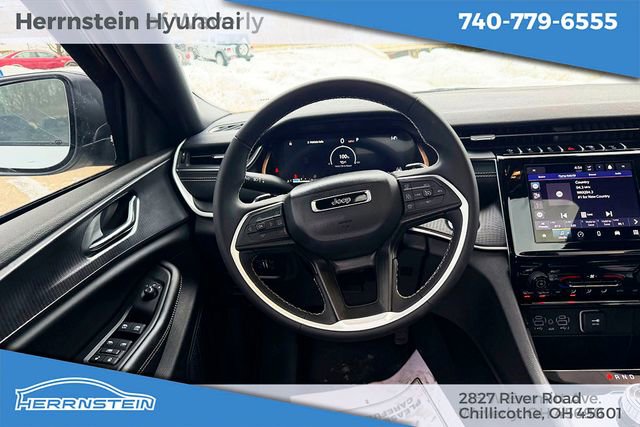 Used 2025 Jeep Grand Cherokee Laredo X AWD/4WD image 9