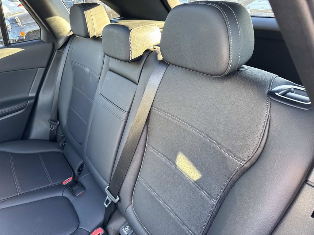 Used 2025 Mercedes-Benz GLC 300 4MATIC image 13